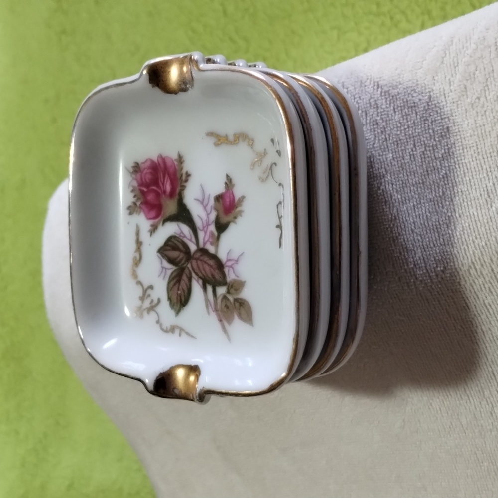 Vintage Japanese Set of 4 Porcelain Ashtrays
